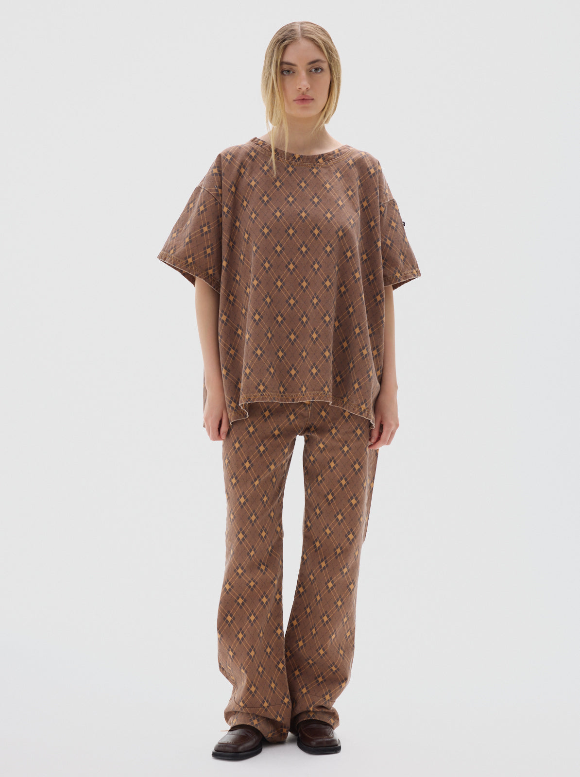 Row print denim. t-shirt _brown
