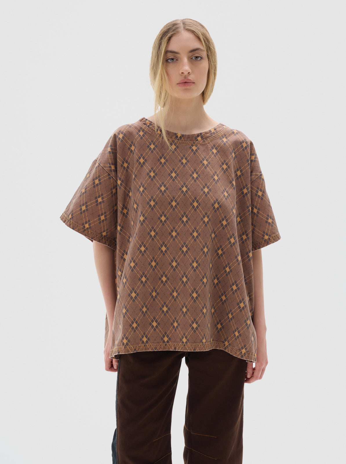 Row print denim. t-shirt _brown