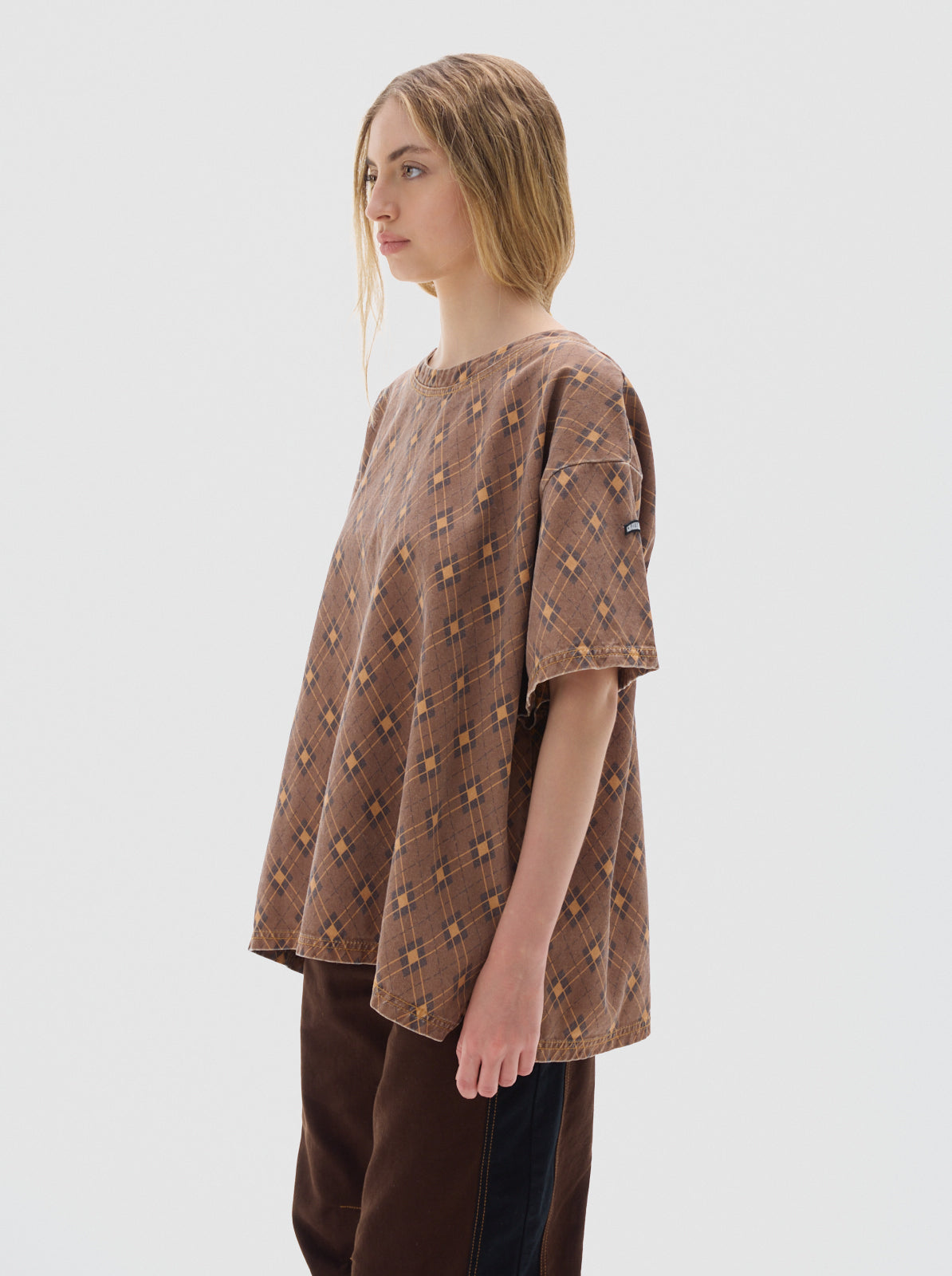 Row print denim. t-shirt _brown